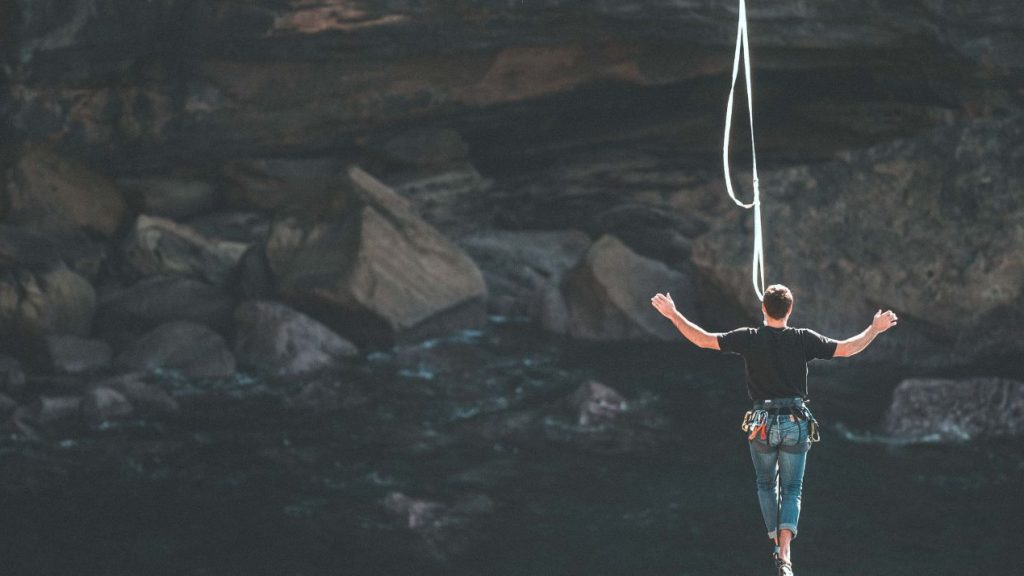 Startup – comment trouver le juste équilibre entre empreinte carbone et croissance Homme faisant le funambule