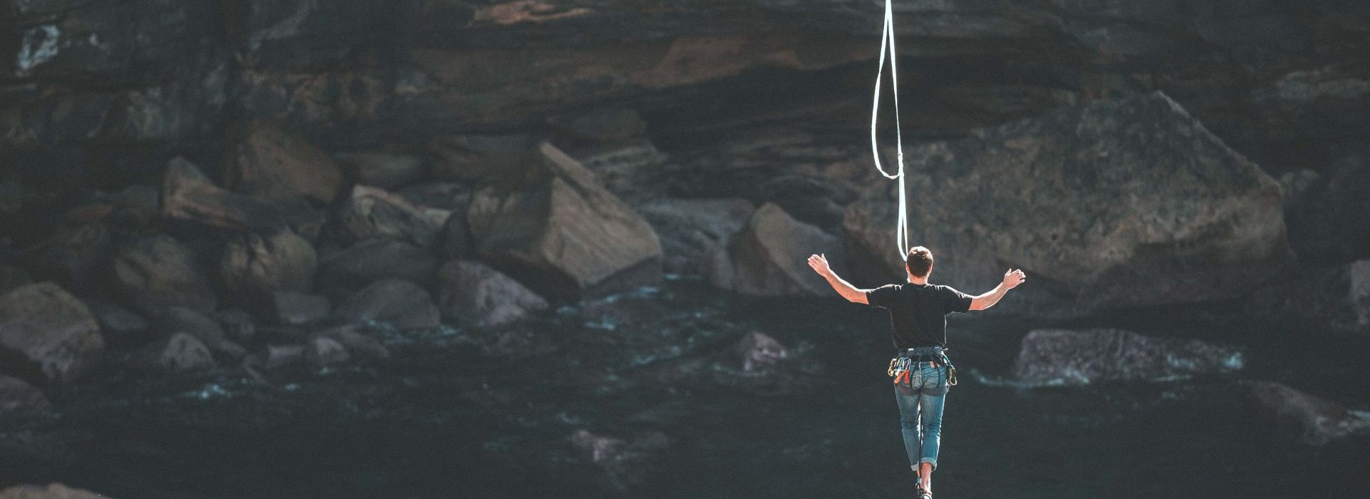 Startup – comment trouver le juste équilibre entre empreinte carbone et croissance Homme faisant le funambule