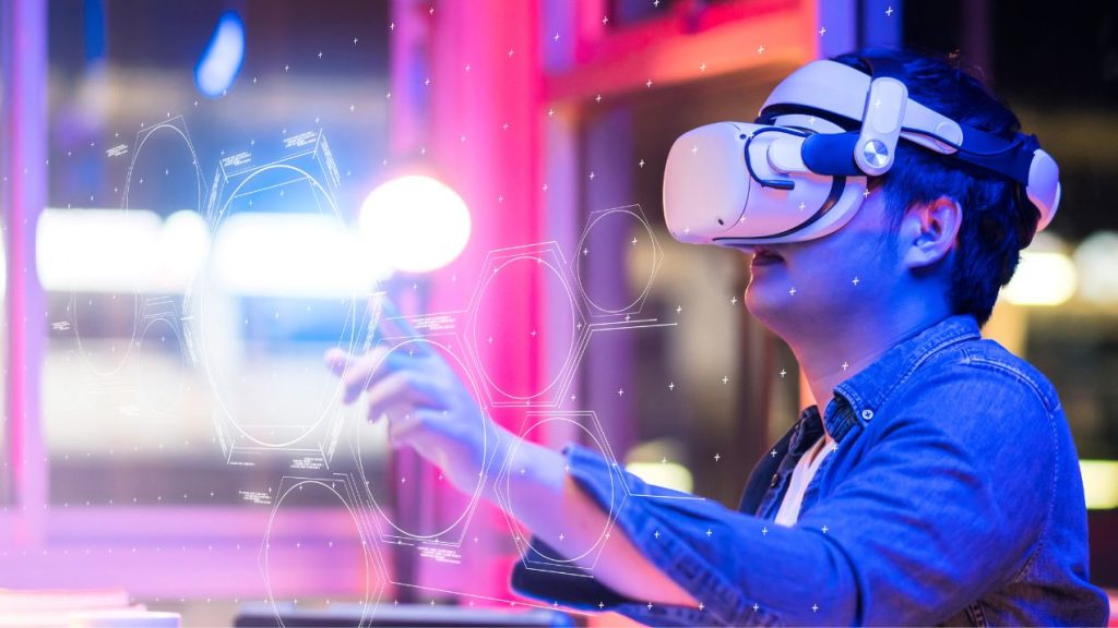 Jeune homme un portan un casque de metavers