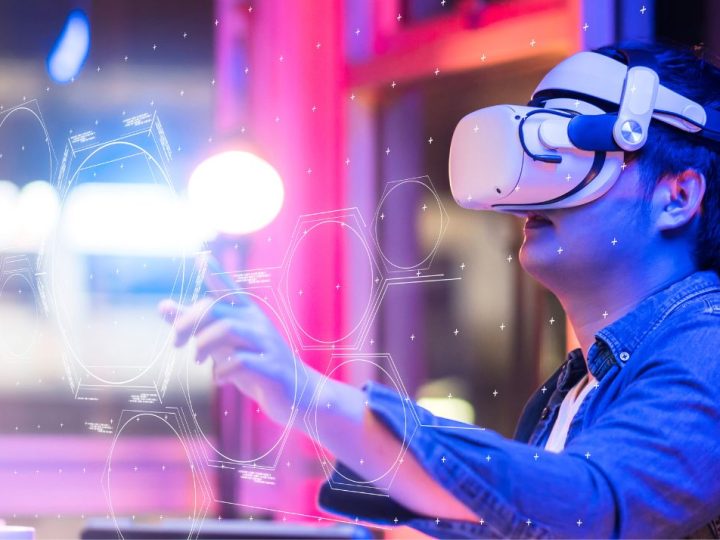 Jeune homme un portan un casque de metavers