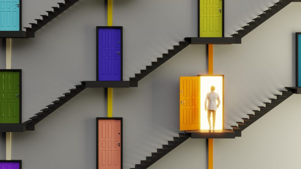 Newbiz en agence : comment améliorer ses performances ? Portes de différentes couleurs, l'une d'entre elle est ouverte et laisse entrer la lumière