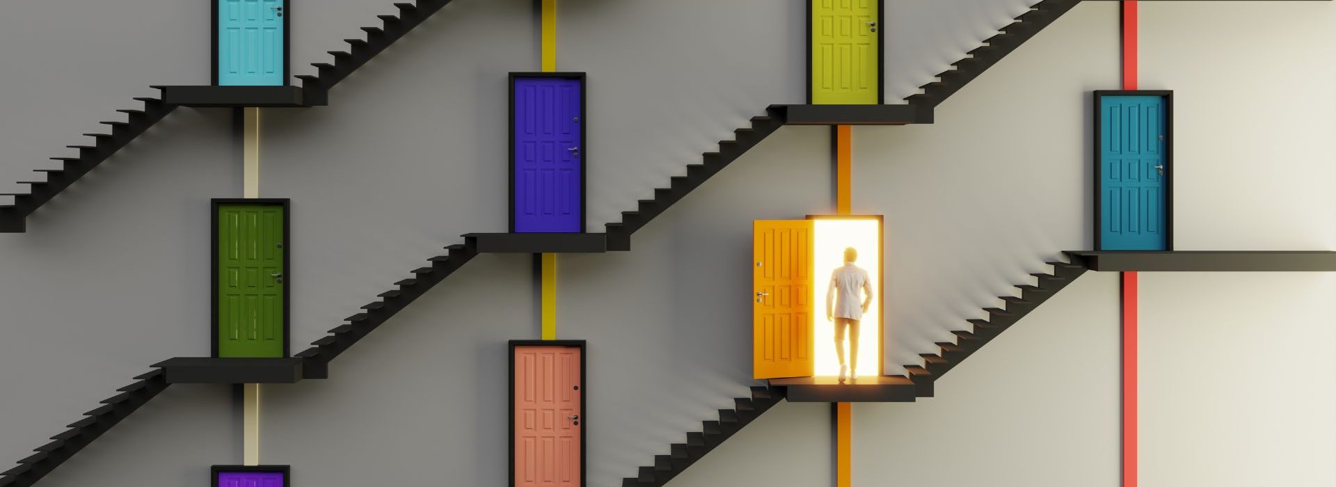 Newbiz en agence : comment améliorer ses performances ? Portes de différentes couleurs, l'une d'entre elle est ouverte et laisse entrer la lumière