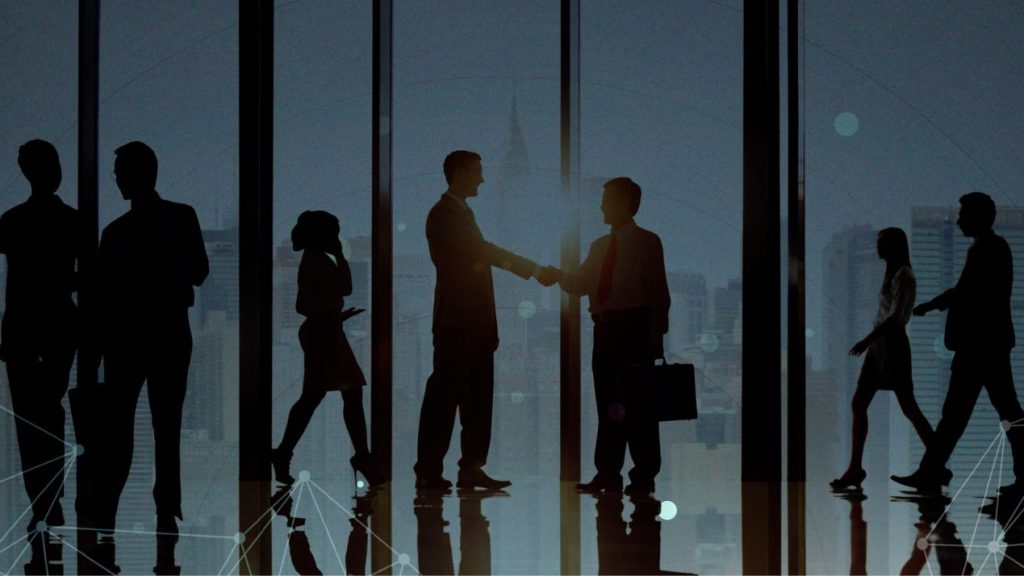 La digitalisation est un phénomène de plus en plus présent dans nos vies et transforme profondément nos modes de travail Hommes et femmes d'affaires