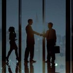 Hommes et femmes d'affaires