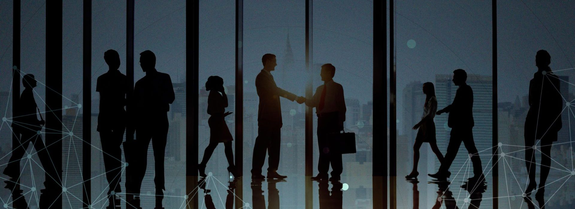 La digitalisation est un phénomène de plus en plus présent dans nos vies et transforme profondément nos modes de travail Hommes et femmes d'affaires