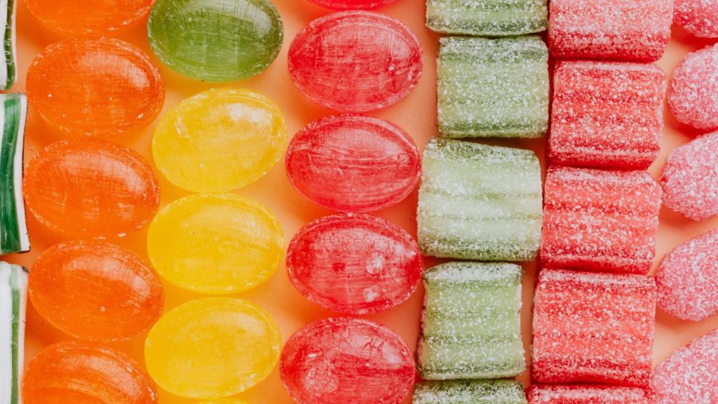 Comment vous différencier de vos concurrents ? Se différencier de la concurrence est essentiel pour s’imposer sur un marché. En effet, la réussite d’une entreprise passe par la singularité que lui reconnaissent ses clients. Mais quels sont les leviers à enclencher pour y parvenir ?