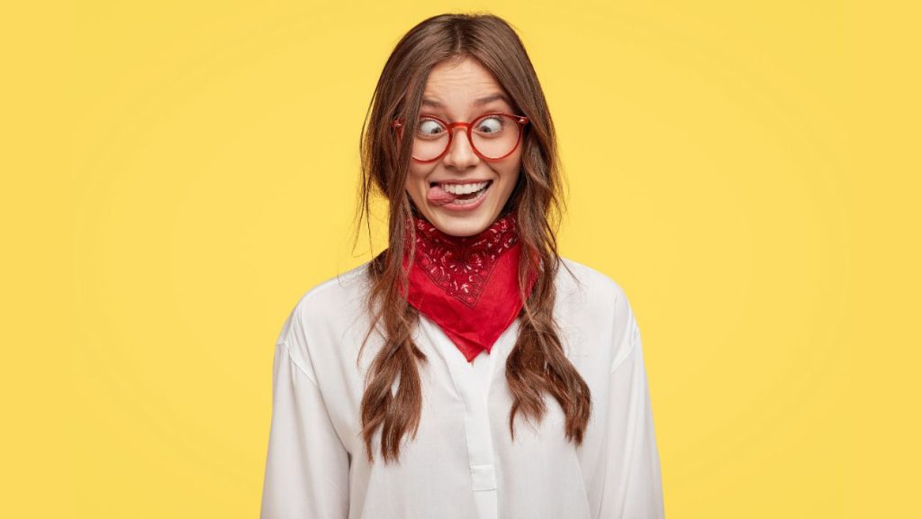 Comment bien préparer son entretien annuel ? 5 conseils pour être prêt Femme qui fait une grimace rigolote