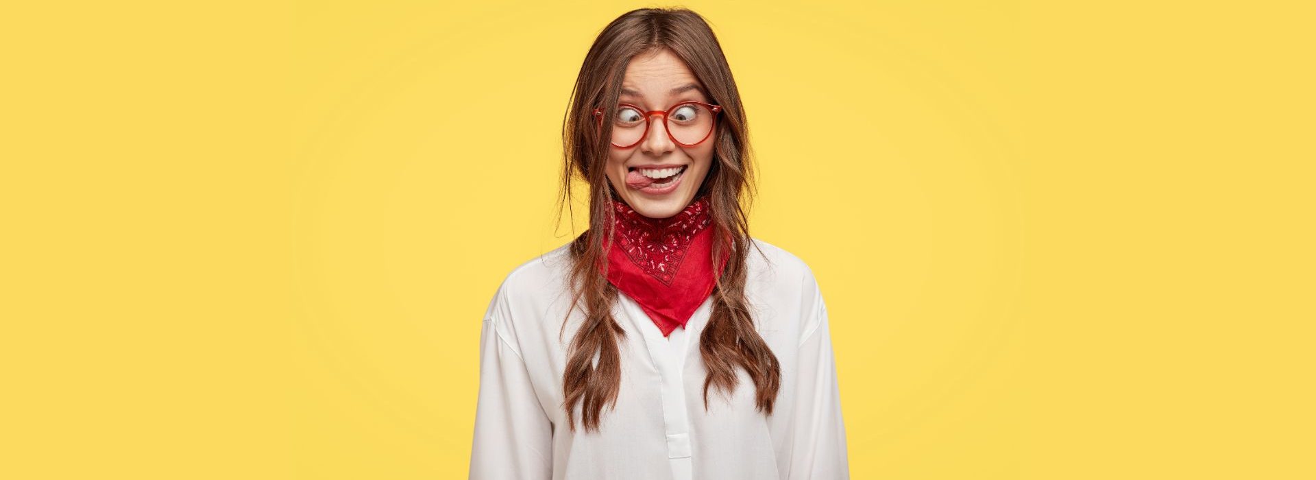 Comment bien préparer son entretien annuel ? 5 conseils pour être prêt Femme qui fait une grimace rigolote
