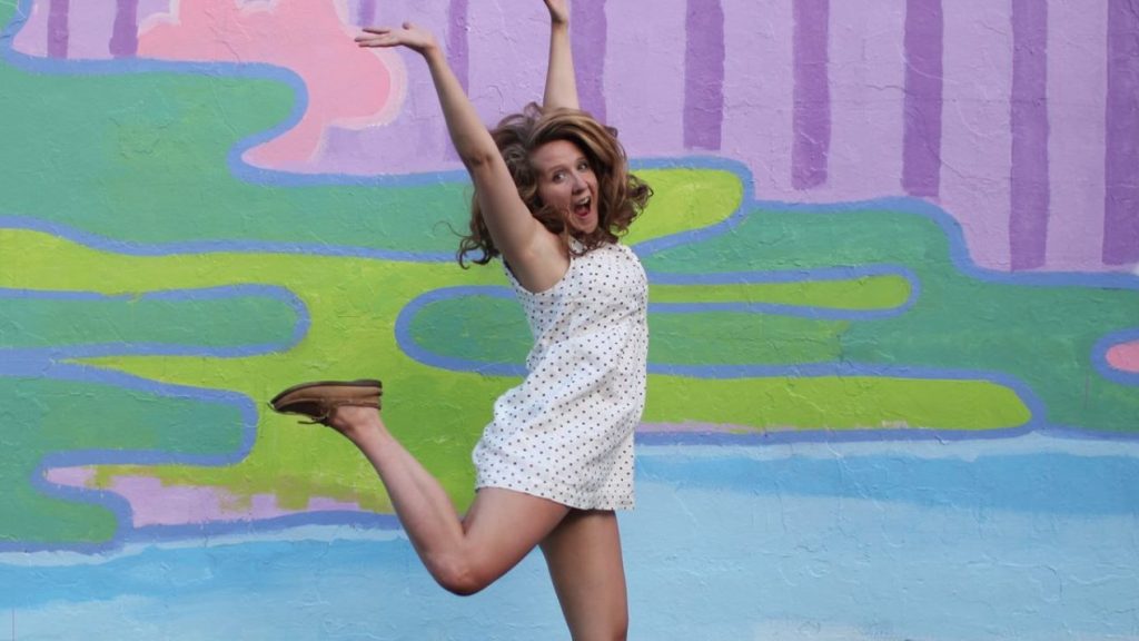 Près de la moitié des entreprises restent optimistes quant à l’avenir Femme sautant de joie