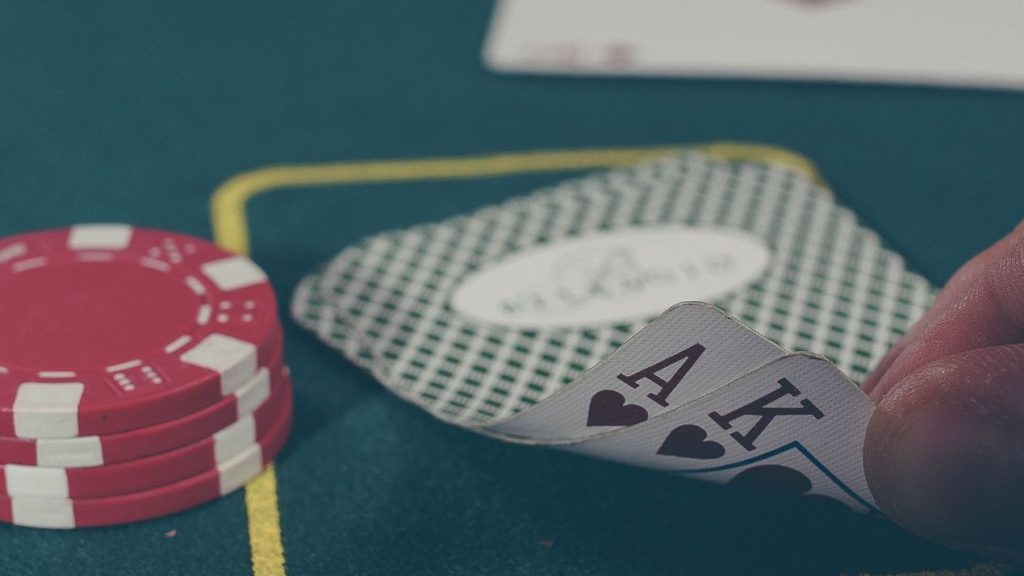 Maîtrisez l'art de conclure des deals Personne tenant des cartes au casino