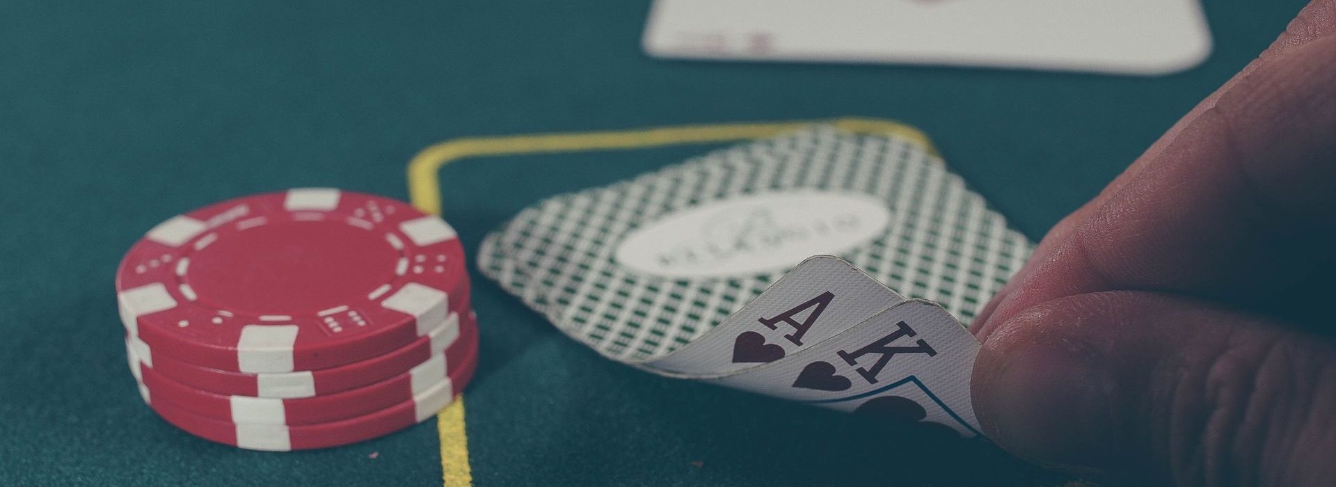 Maîtrisez l'art de conclure des deals Personne tenant des cartes au casino