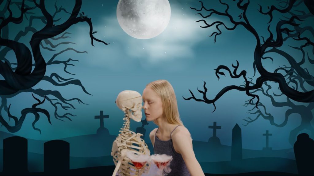 Femme partageant un verre avec un squelette