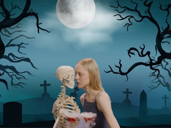 Femme partageant un verre avec un squelette