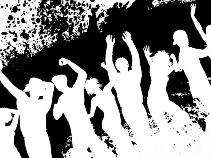 Graffiti avec des personnes levant les bras