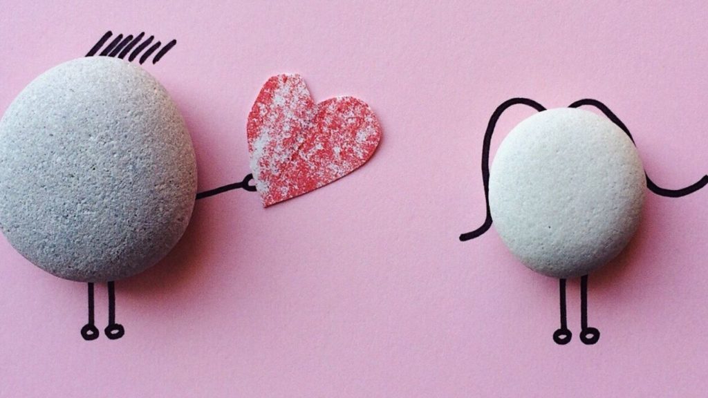 La fidélisation client, une plus value pour les entreprises deux galets avec un coeur au milieu