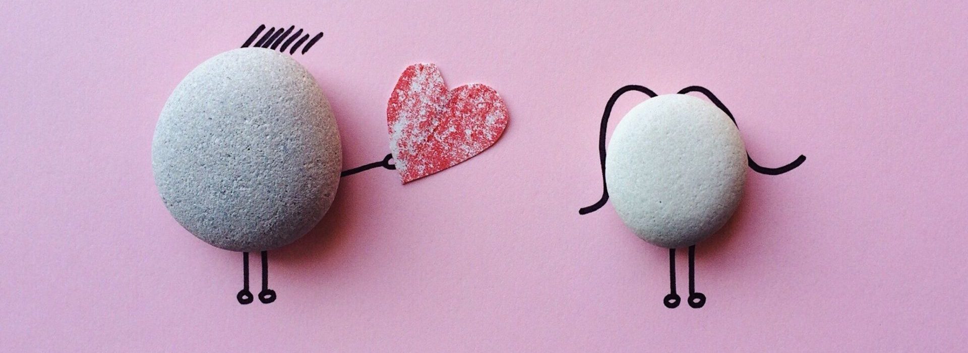 La fidélisation client, une plus value pour les entreprises deux galets avec un coeur au milieu