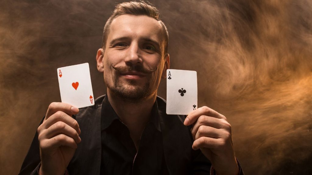 Homme jouant au Poker