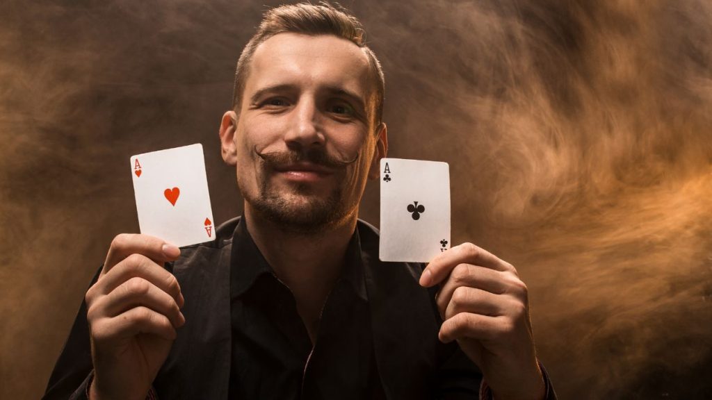 Quels sont les enjeux métier auxquels sont confrontés les décideurs marketing BtoB ? Homme jouant au Poker