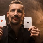 Homme jouant au Poker