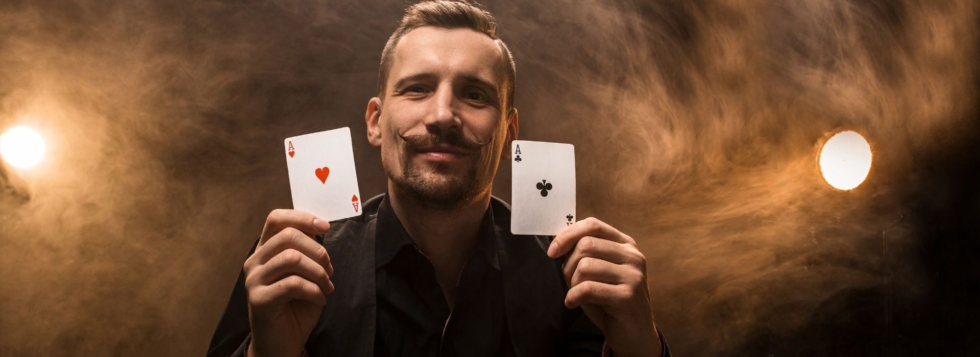 Quels sont les enjeux métier auxquels sont confrontés les décideurs marketing BtoB ? Homme jouant au Poker