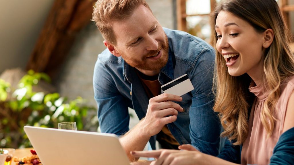 Couple faisant un achat en ligne