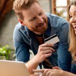 Couple faisant un achat en ligne