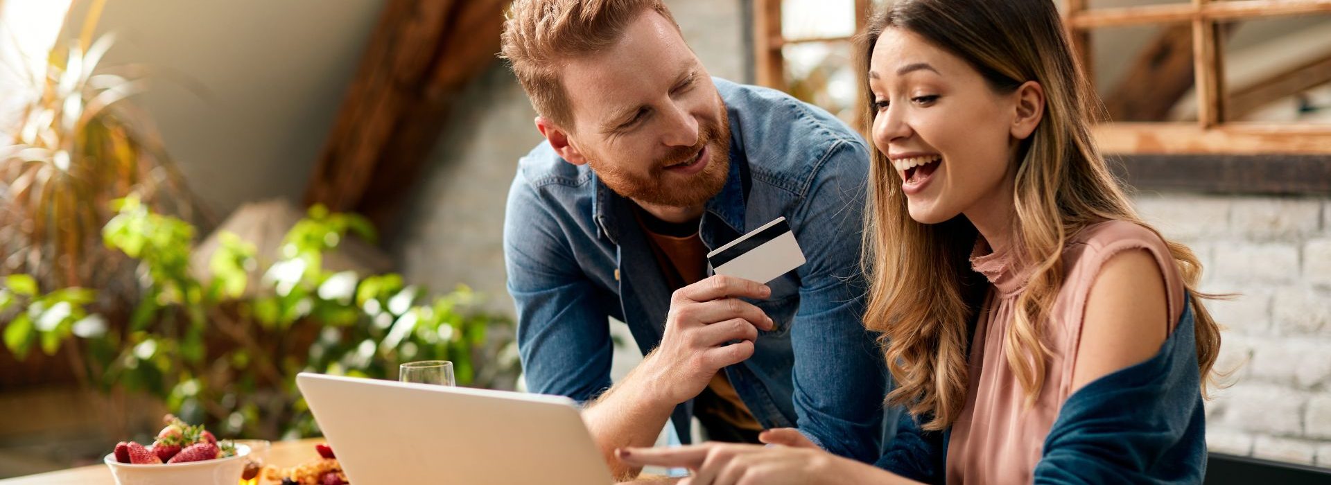 Tendances et perspectives d’avenir des Retail Media Networks pour 2024 Couple faisant un achat en ligne