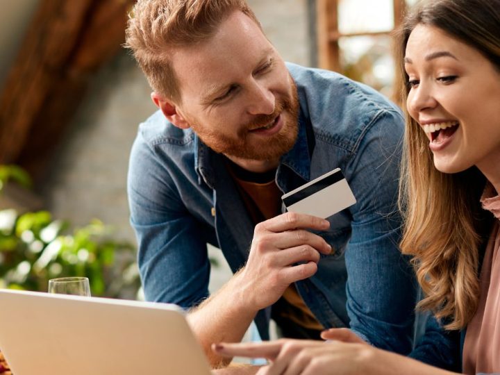 Couple faisant un achat en ligne