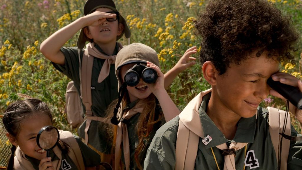 Enfant avec des jumelles et des loupes