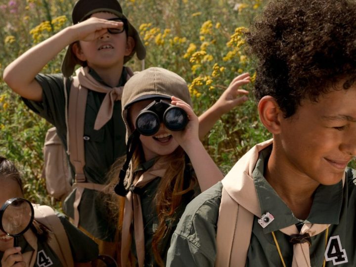 Enfant avec des jumelles et des loupes