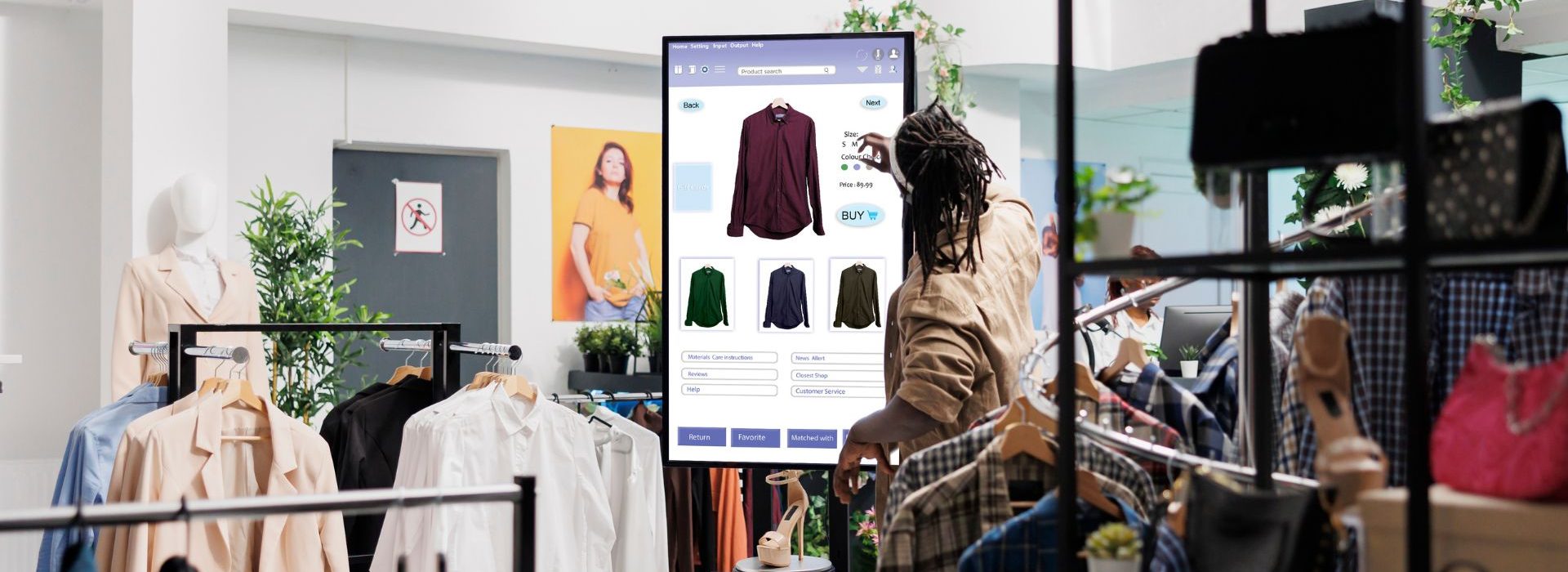 Les écrans d’affichage dynamique favorisent la découverte et les ventes Personne devant un écran digital dans une boutique