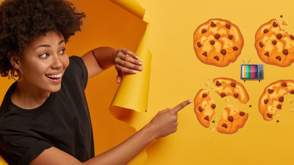 Femme souriante montrant du doigts 4 élements : un télévision, des cookies, une main d'intelligence artificielle et le logo whatsapp