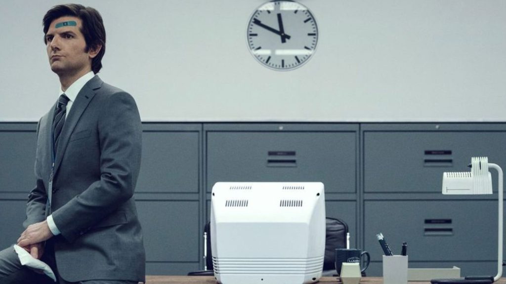 Homme assis sur son bureau pensif