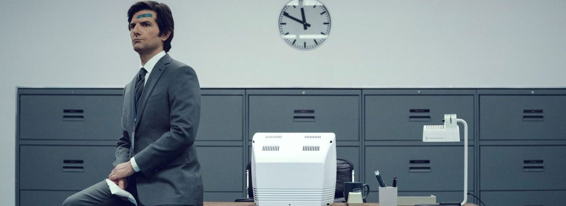 les 10 tendances qui vont façonner le monde du travail en 2024 Homme assis sur son bureau pensif
