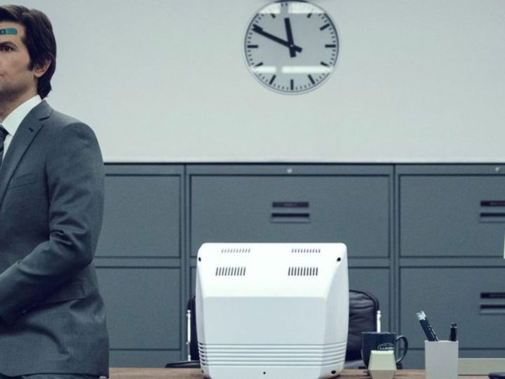 Homme assis sur son bureau pensif
