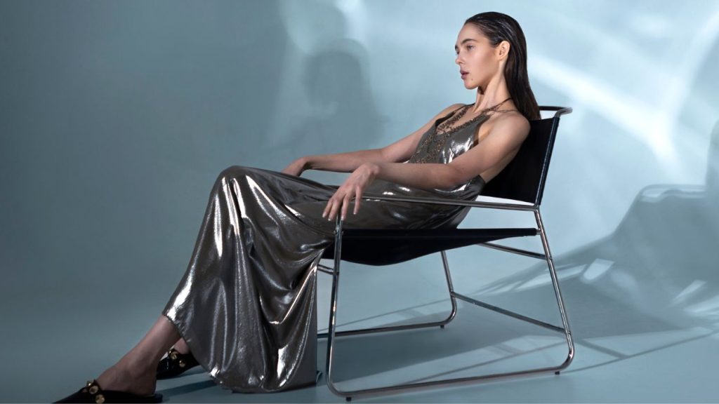 Femme dans une robe de soirée