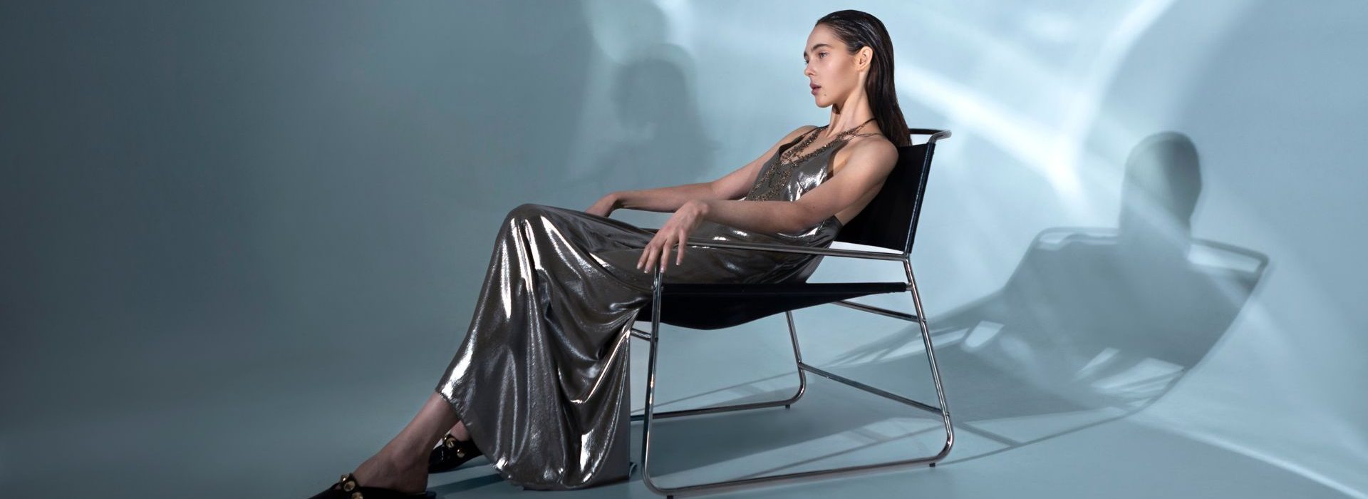 Luxe et réseaux sociaux : quelles sont les marques les plus influentes ? Femme dans une robe de soirée