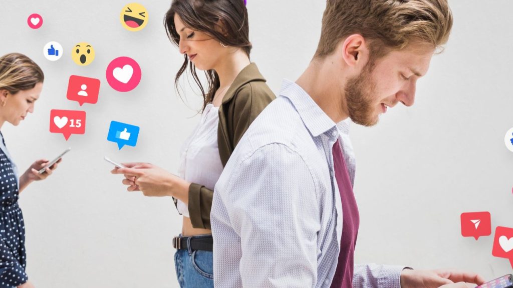 Personnes visualisant leur smartphone avec des icones de réseaux sociaux