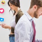 Personnes visualisant leur smartphone avec des icones de réseaux sociaux