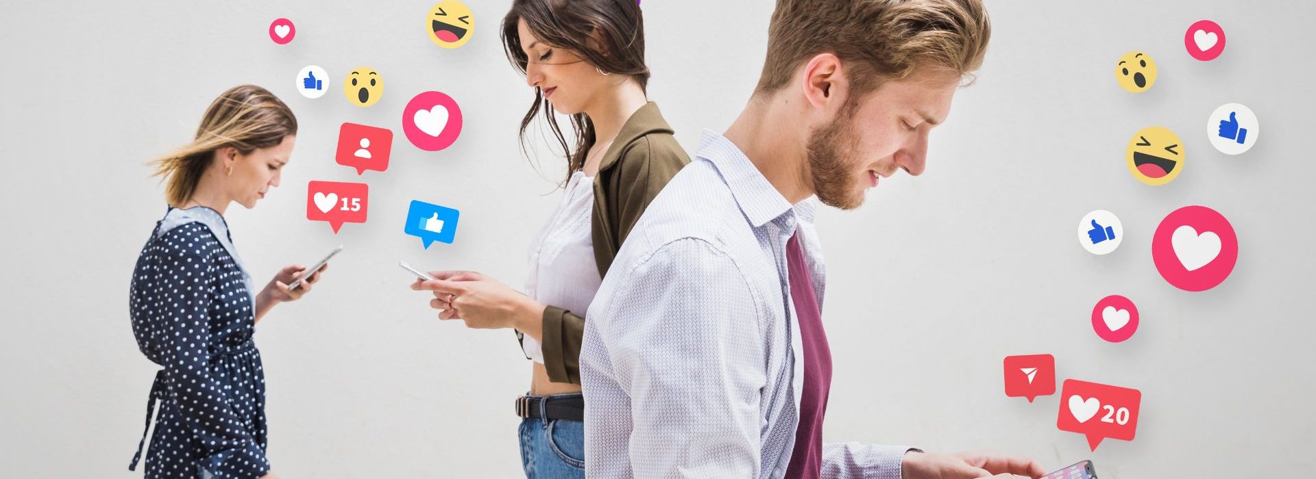 Quelles seront les tendances UGC qui feront 2024 ? Personnes visualisant leur smartphone avec des icones de réseaux sociaux